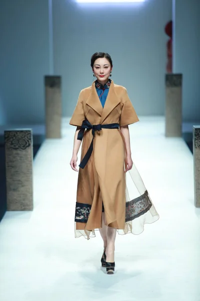 モデル 中国ファッション週秋 2017 と北京 2017 日中の中国デザイナー功 Hangyu 投稿日時によってシャンテル功のファッションショーの新しい作品を表示します — ストック写真