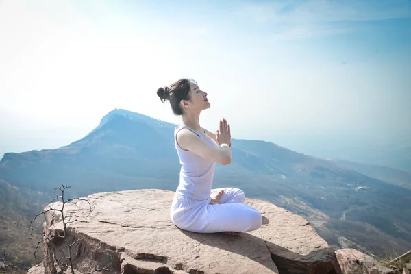 Chinese Enthusiast Performs Yoga Edge Cliff Wanan Mountain Luoyang City — Stock Photo, Image