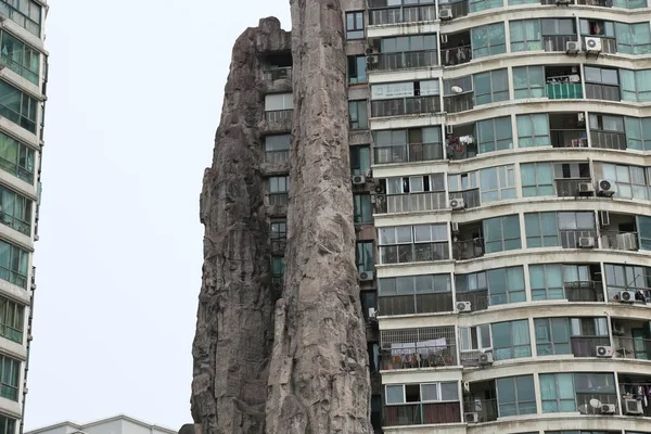 Vista Edifício Residencial Decorado Por Fogueiras Atingindo Acima Andares Altura — Fotografia de Stock