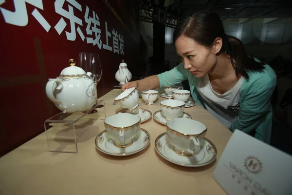Visiteur Chinois Regarde Les Articles Table Iag Honav Pour Banquet — Photo