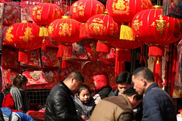 Los Residentes Chinos Locales Compran Linternas Rojas Calcomanías Otras Decoraciones — Foto de Stock