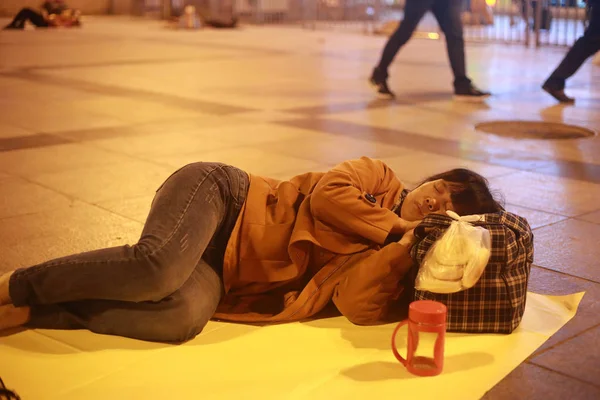 Passeggero Dorme Sulla Piazza Della Stazione Ferroviaria Zhengzhou Nella Città — Foto Stock