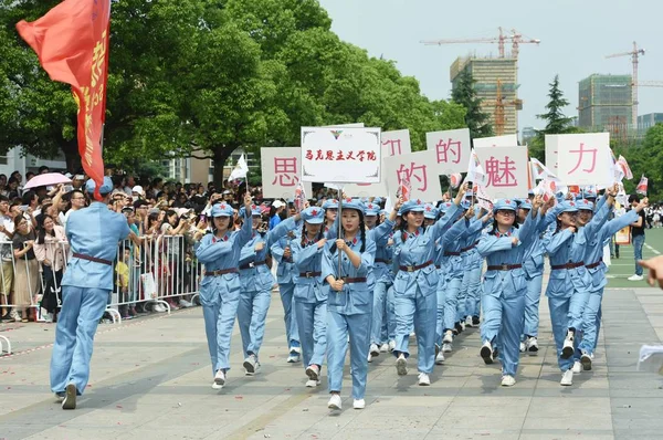 Kinesiska Studenter Från Skolan För Marxism Zhejiang University Klädd Röda — Stockfoto