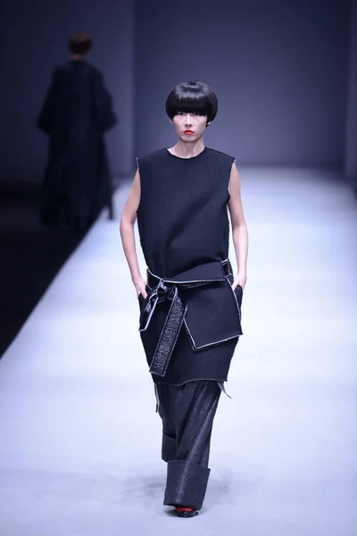 Model Displays New Creation Fashion Show Zijue Chinese Designer Wang — Stock Photo, Image