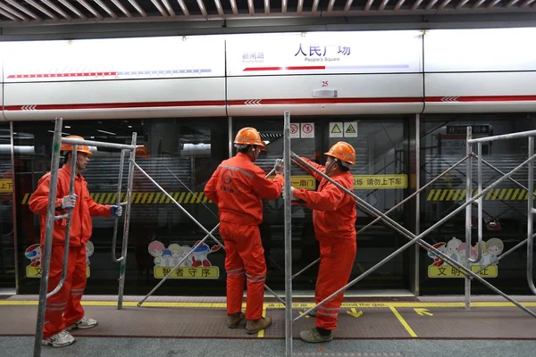 Trabajadores Chinos Trabajan Estación People Square Las Líneas Metro Durante — Foto de Stock