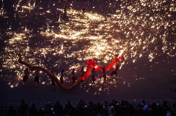 Povo Chinês Realiza Dança Dragão Fogo Para Celebrar Próximo Ano — Fotografia de Stock