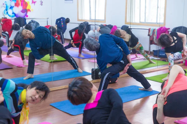 Der Jährige Yoga Liebhaber Mingchao Unterrichtet Seine Studenten Während Seines — Stockfoto