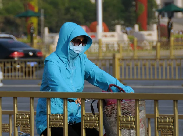 Ciclista Que Protege Con Sombrero Una Máscara Facial Del Sol — Foto de Stock