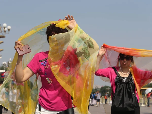 Los Turistas Protegen Con Bufandas Del Sol Abrasador Mientras Visitan —  Fotos de Stock