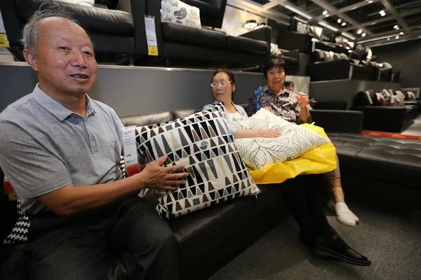 Clientes Chinos Descansan Sofá Una Tienda Muebles Ikea Ciudad Nantong —  Fotos de Stock