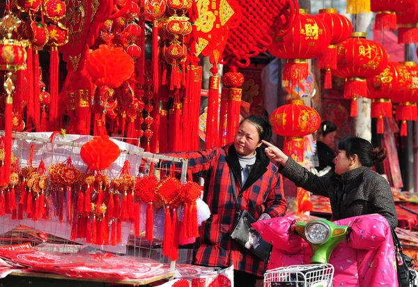 Una Residente China Local Negocia Con Dueño Una Tienda Mientras — Foto de Stock