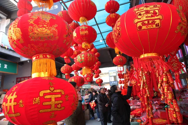 中国住民用の赤い提灯 デカールと今後の春祭り 中国の旧正月 2017 日中国東部の江蘇省南通市の卸売市場で他の装飾店 — ストック写真