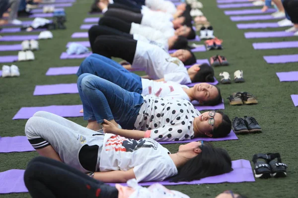 Chinesische Studenten Praktizieren Yoga Der Gruppe Spannungen Und Ängste Abzubauen — Stockfoto