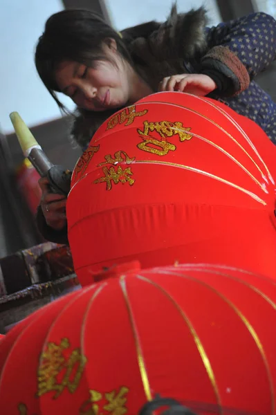 Trabajador Chino Hace Linternas Rojas Para Próximo Festival Primavera Año — Foto de Stock