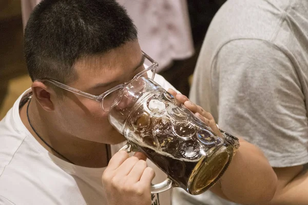 2017년 18일 절강성 항저우시에서 경기에서 비만중국인 남성이 맥주를 마시고 — 스톡 사진