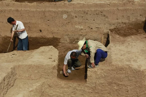 Китайські Робітники Розкопати Могилу Комплекс Датується 800 Років Належать Кочових — стокове фото