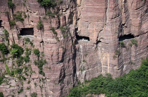 Veicoli Passano Lungo Tunnel Guoliang Attraverso Montagna Wanxian Nelle Montagne — Foto Stock