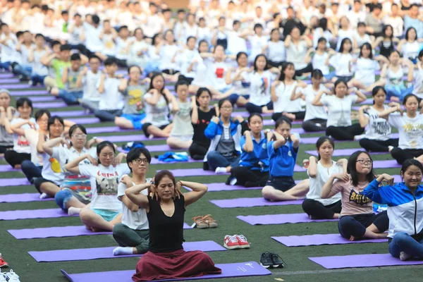 Chinesische Studenten Praktizieren Yoga Der Gruppe Spannungen Und Ängste Abzubauen — Stockfoto