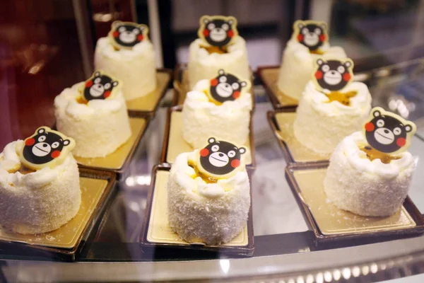 くまモンをテーマにしたケーキが特徴の熊本県熊マスコット くまモン 2017 日くまカフェで販売 — ストック写真