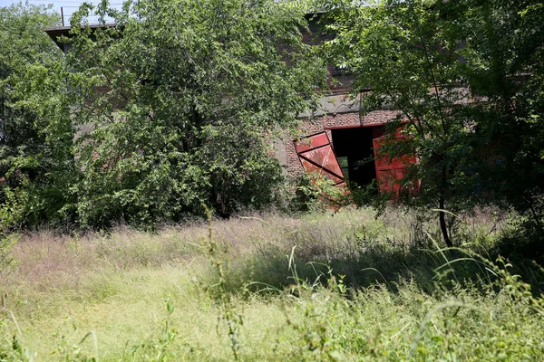 View Closed Metallurgic Plant Railway Track Overgrown Weeds City Northwest — стоковое фото