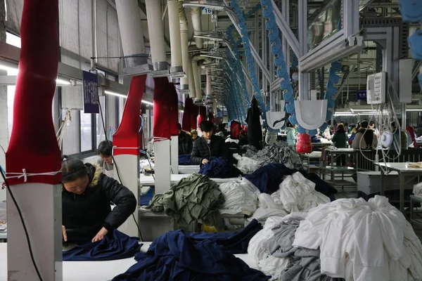 Trabalhadoras Chinesas Costuram Roupas Para Serem Exportadas Para Países Sudeste — Fotografia de Stock