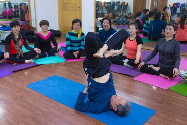 Jarige Yoga Lover Mingchao Instrueert Zijn Studenten Tijdens Zijn Vrije — Stockfoto