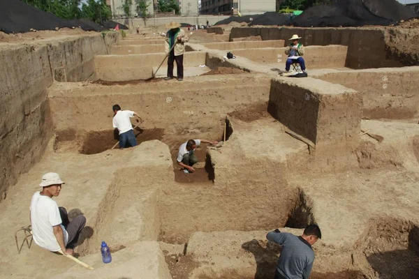 Trabajadores Chinos Excavan Complejo Tumbas Que Data Hace 800 Años — Foto de Stock