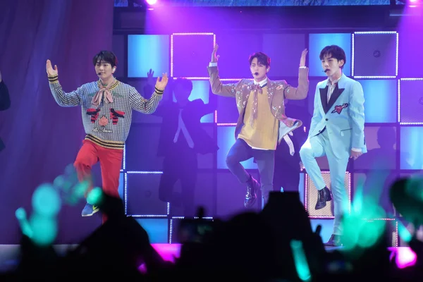 Des Membres Groupe Garçons Sud Coréen Shinee Produisent Leur Concert — Photo