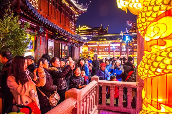 Visitantes Olham Para Lanternas Iluminadas Para Ano Novo Lunar Chinês — Fotografia de Stock