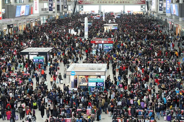 Толпа Китайских Пассажиров Ждет Поезда Железнодорожном Вокзале Шанхая Хунцяо Возвращаются — стоковое фото