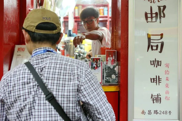 Klient Patrzy Menu Przed Maleńkiej Kawiarni Post Szanghaju Chiny Maja — Zdjęcie stockowe