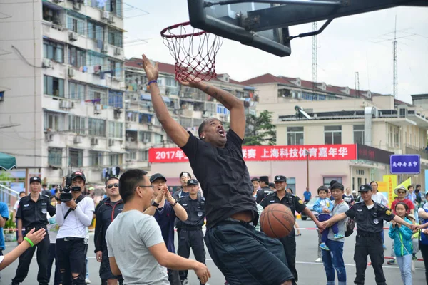 Former Nba Star Marcus Camby Shows His Basketball Skills Young — Stock Photo, Image