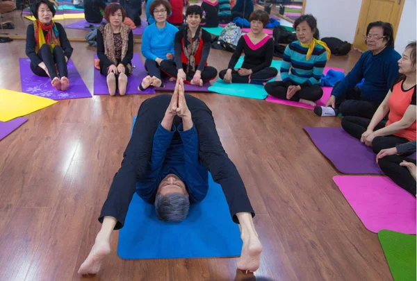 Jarige Yoga Lover Mingchao Instrueert Zijn Studenten Tijdens Zijn Vrije — Stockfoto