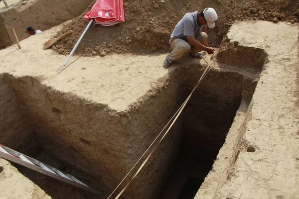 Китайський Працівник Розкопки Гробниці Комплексу Датується 800 Років Належать Кочових — стокове фото