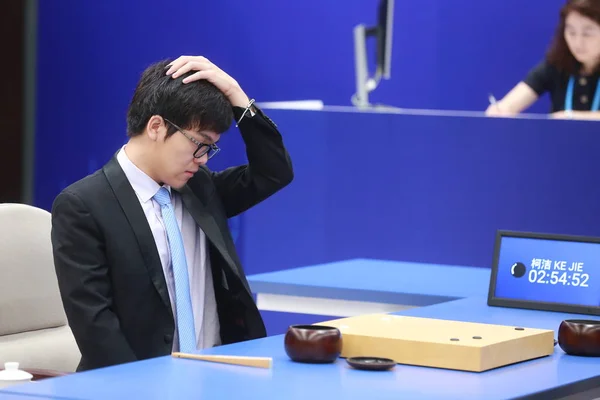 Kinesiska Spelaren Jie Tävlar Mot Googles Artificiell Intelligens Program Alphago — Stockfoto