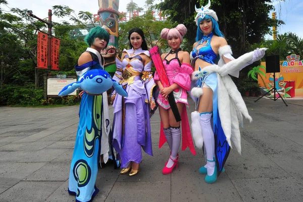 Graduados Chineses Vestidos Com Trajes Cosplay Posam Para Fotos Formatura — Fotografia de Stock