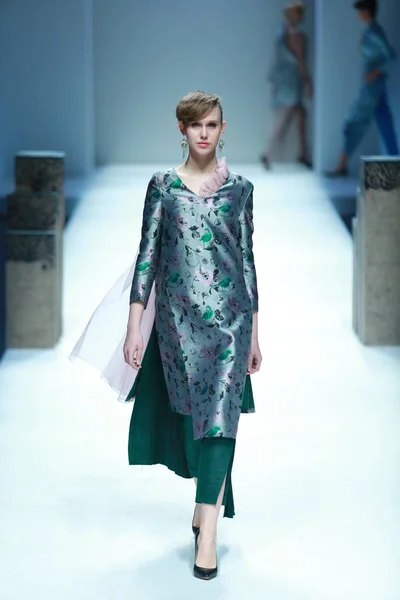 Modeller Visar Nya Skapelser Modevisning Chantel Gong Kinesiska Designern Gong — Stockfoto