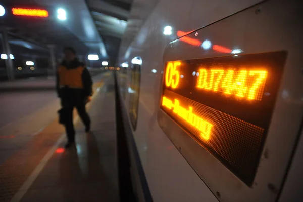 Travailleur Chinois Wang Yongji Vérifie Train Sur Ligne Chemin Fer — Photo