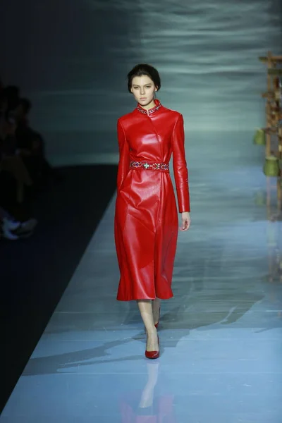 Modell Visar Skapelse Modevisning Eve Cina Den Kina Mode Vecka — Stockfoto