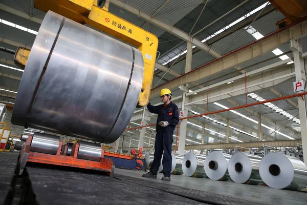 Kinesisk Arbetstagare Kontrollerar Aluminiumprodukter Anläggning Huaibei City Östra Kinas Anhui — Stockfoto