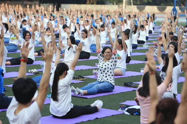 Chinesische Studenten Praktizieren Yoga Der Gruppe Spannungen Und Ängste Abzubauen — Stockfoto