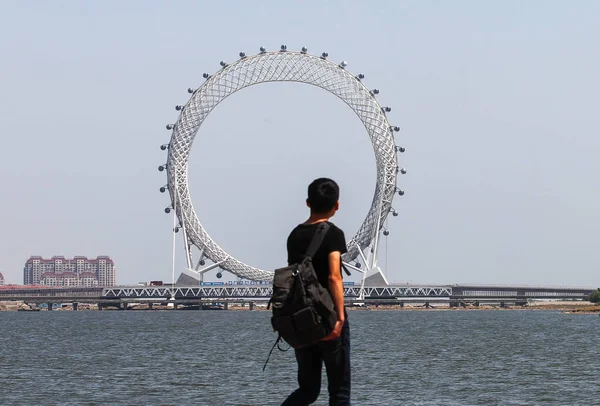 Uomo Guarda Bailang River Bridge Ferris Wheel Prima Ruota Panoramica — Foto Stock