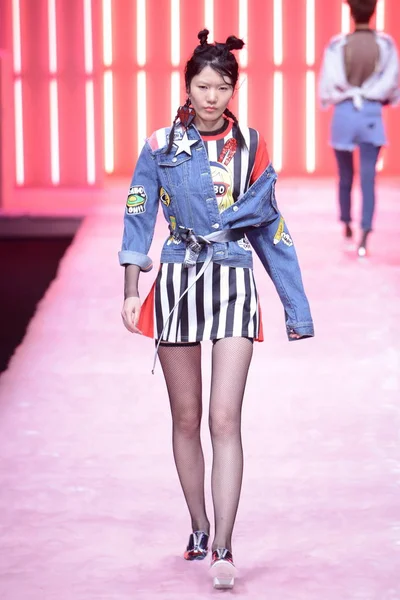 Modell Visar Skapelse Modevisning Lalabobo Kinesiska Designern Xizi Den Kina — Stockfoto