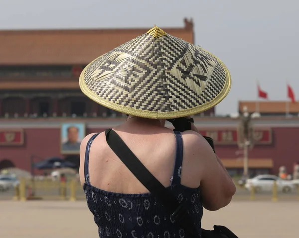 Şapka Takan Bir Turist Pekin Deki Tian Anmen Meydanı Ziyaret — Stok fotoğraf