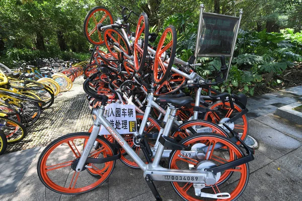Ποδήλατα Κινεζική Ποδήλατο Διαμοιρασμού Υπηρεσιών Mobike Πορτοκαλί Και Ofo Κίτρινο — Φωτογραφία Αρχείου