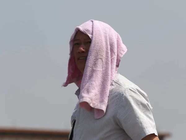 Uomo Protegge Con Asciugamano Dal Sole Cocente Mentre Visita Piazza — Foto Stock