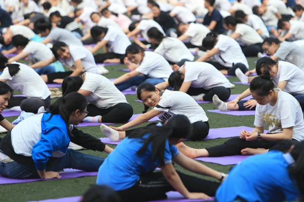 Chinesische Studenten Praktizieren Yoga Der Gruppe Spannungen Und Ängste Abzubauen — Stockfoto