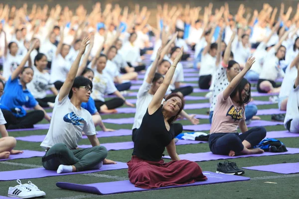 Chinesische Studenten Praktizieren Yoga Der Gruppe Spannungen Und Ängste Abzubauen — Stockfoto