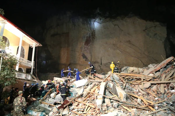 Chinese Rescuers Search Survivors Victims Debris Hotel Devastated Landslide Bianhe — Stock Photo, Image