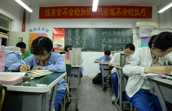 邯鄲1高校の学生は Gaokao としても知られている今後の大学入試のための演習を行います 中国の河北省邯鄲市 月2017 — ストック写真